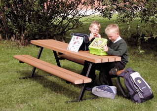 Junior Countryside™ picnic table for children in light wood effect recycled materials