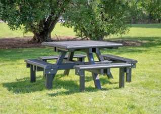 Pembridge™ picnic table in recycled materials for 8 people, situated on grassy area