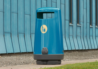 Topsy™ 2000 Outdoor Litter Bin in light blue with gold sticker in front of blue modern building