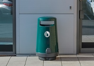 Topsy™ 2000 Outdoor Litter Bin in dark green with white litter graphic outside modern building