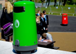 Topsy™ 2000 outdoor litter bin in green on school grounds